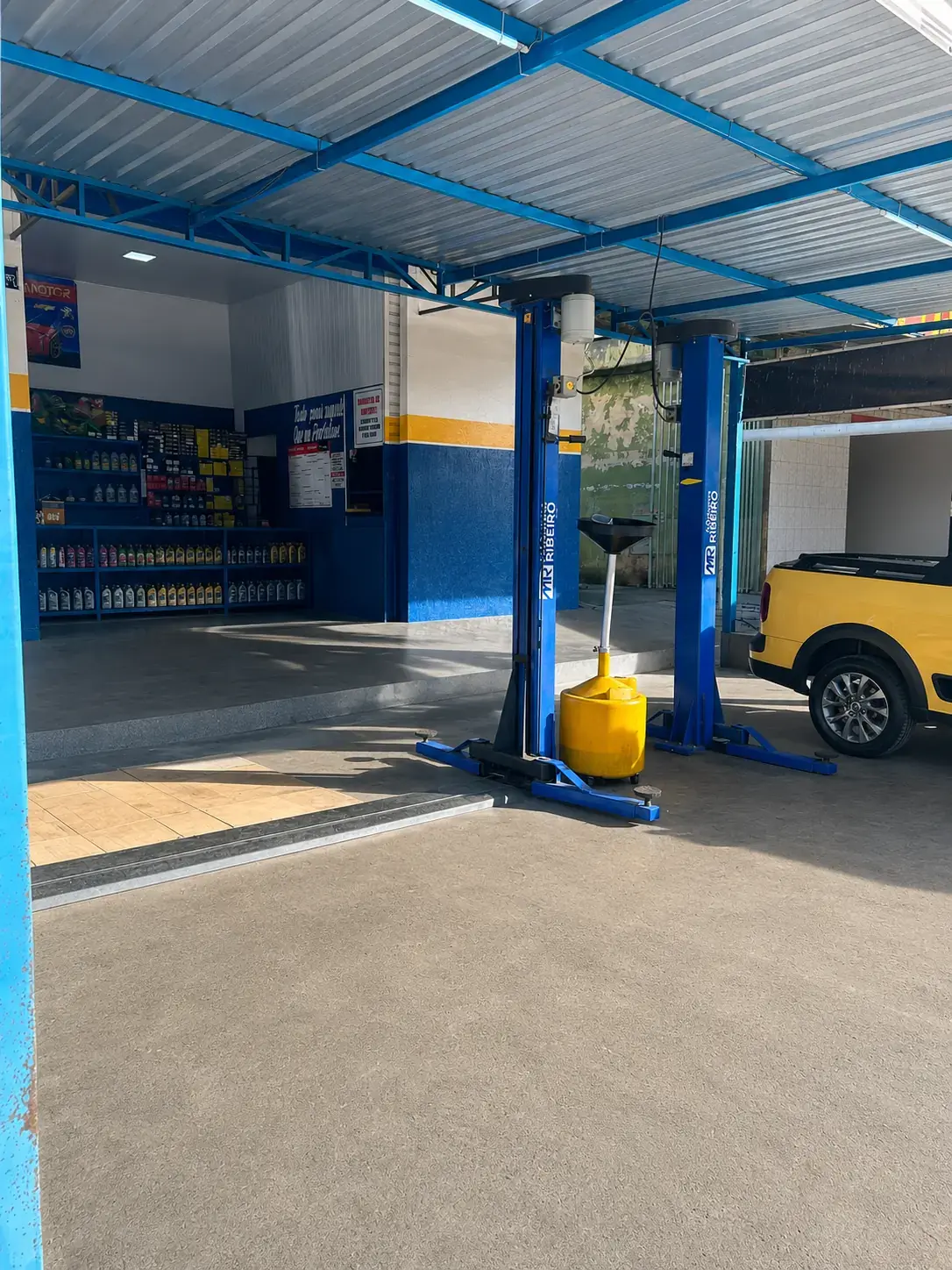 Profissional trabalhando em componente de motor