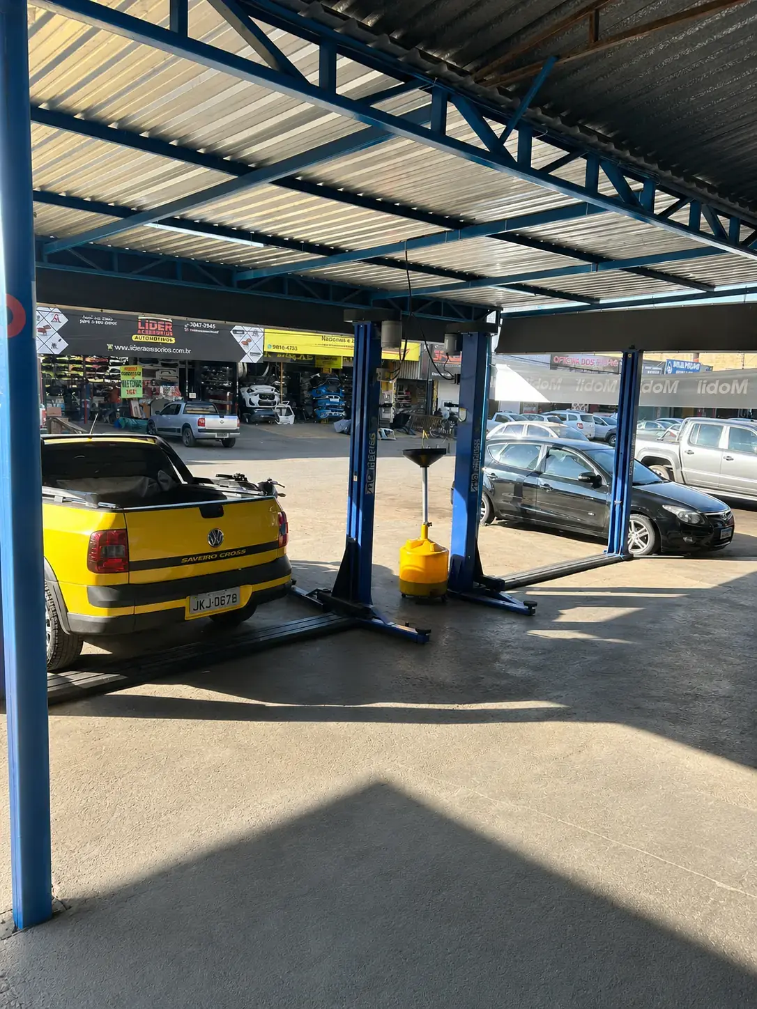 Compartimento do motor durante manutenção