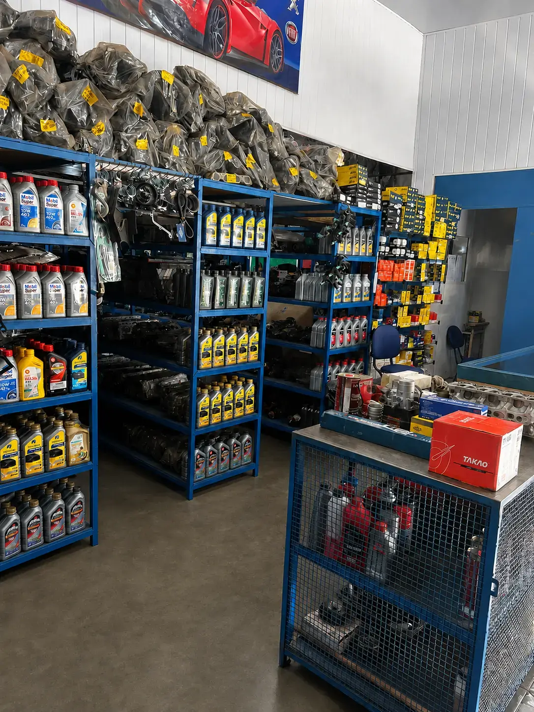 Área interna da loja com peças e produtos automotivos